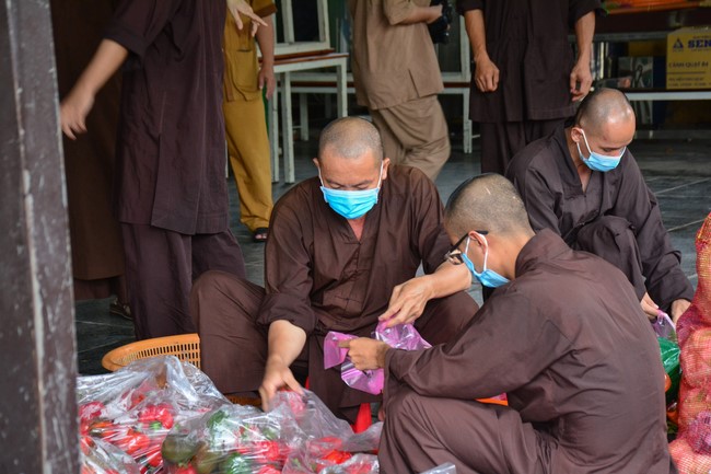 Continuing to support people in need in the Covid-19 pandemic of Hoang Phap Pagoda (series 4)